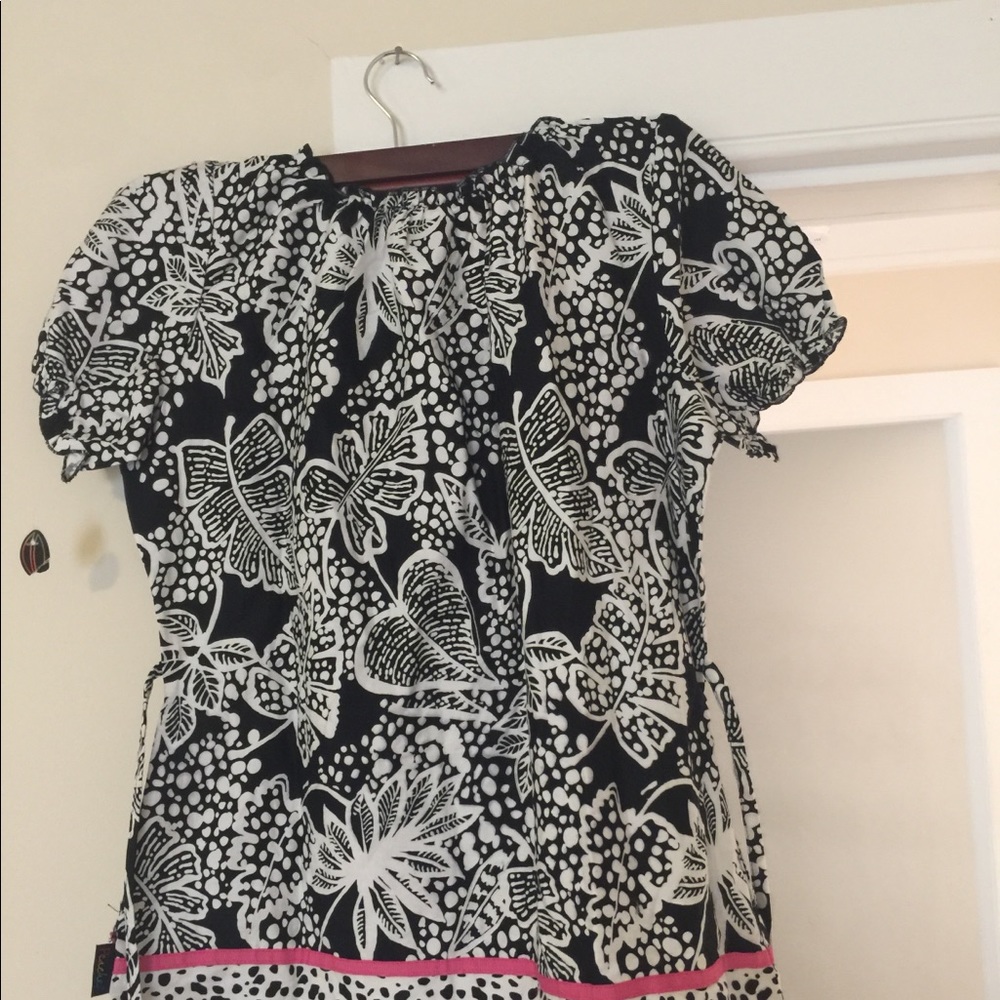 Women nursing uniform tops - Picture 3 of 4